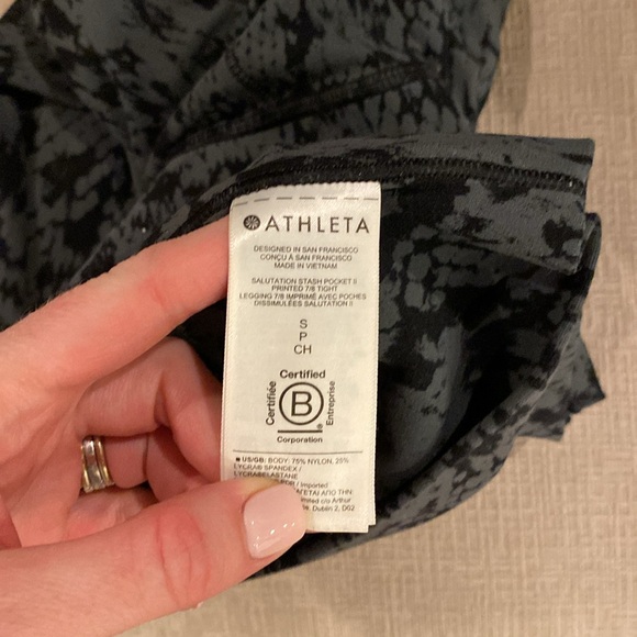 ATHLETA Salutation Stash Pocket Python Black Printed 7/8 Tight - Picture 5 of 6
